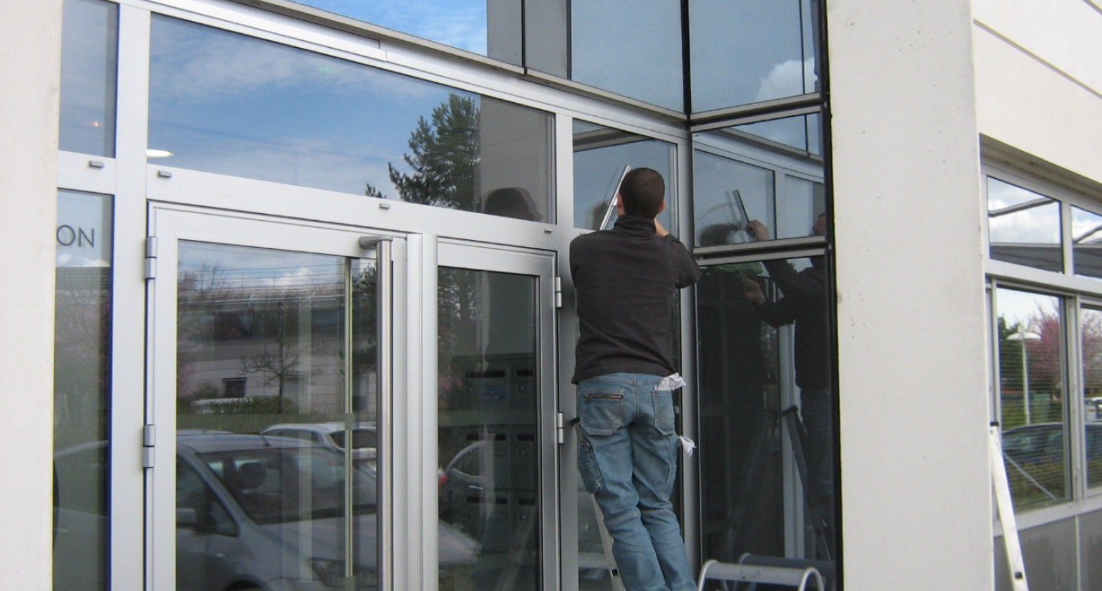 Nettoyage des vitres d’un immeuble à BRON