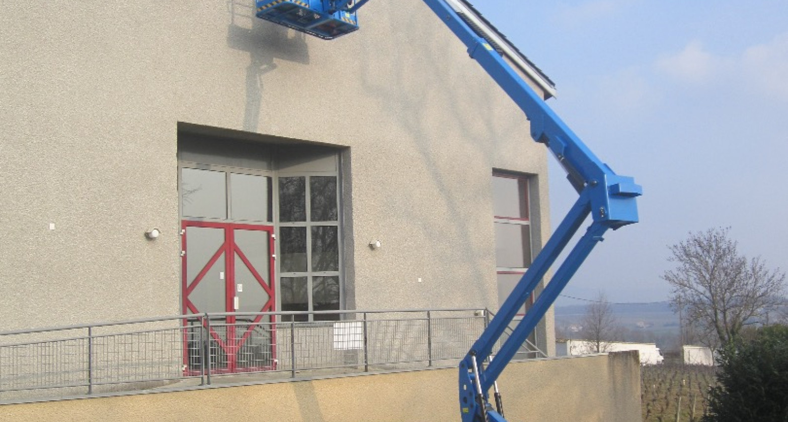 Nettoyage de vitres avec Nacelle pour une cave coopérative en Beaujolais