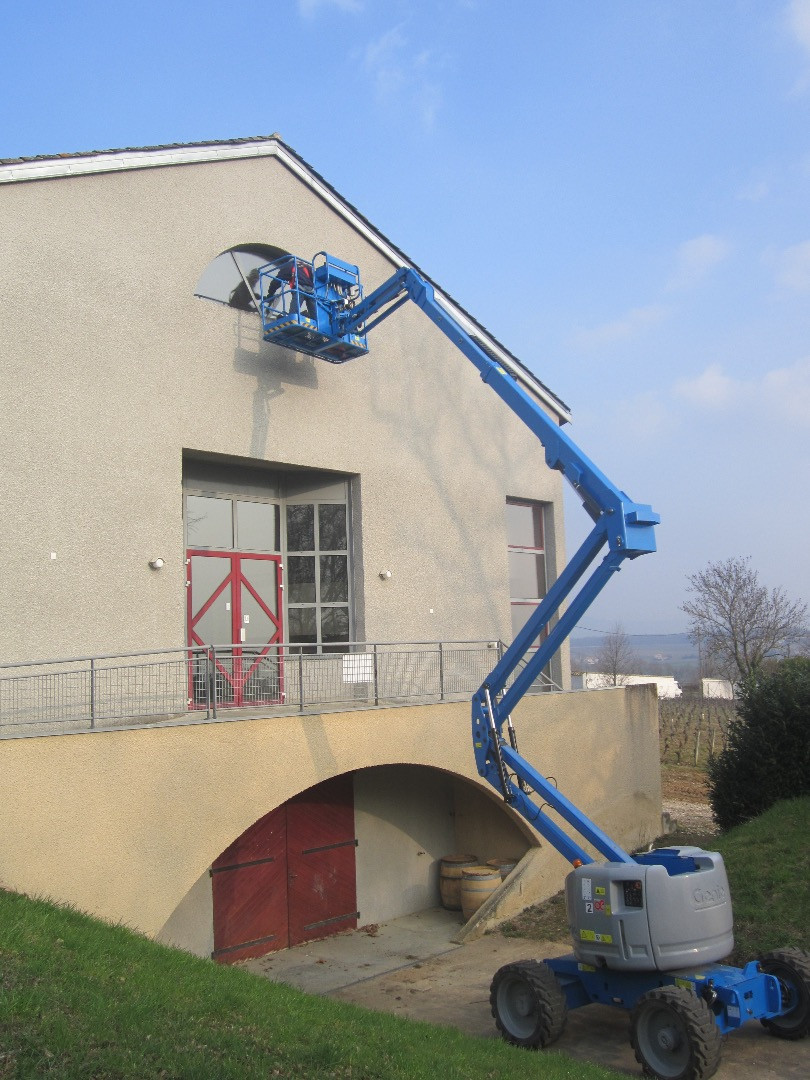 Nettoyage de vitres avec Nacelle pour une cave coopérative en Beaujolais